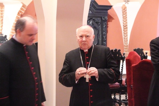 Kurialiści dzielą się opłatkiem
